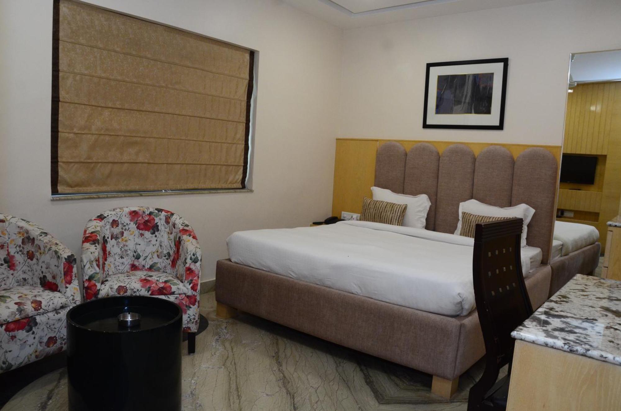 Hotel Crytsal Residency Ráňčí Exteriér fotografie